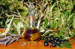 Hydrating, conditioning, Olea europaea (Olive Fruit Oil)